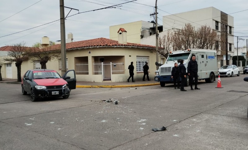 Fuerte choque entre un camin de caudales y un auto